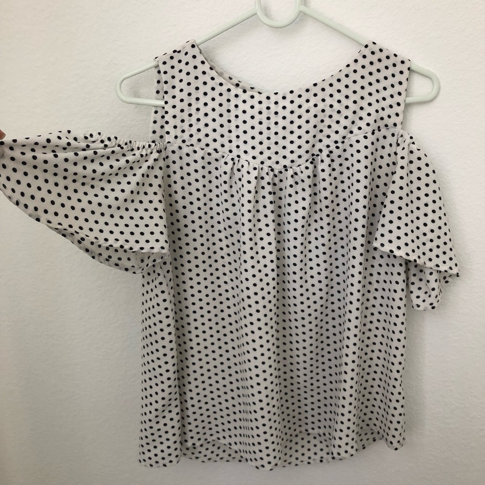 Polkadot blouse with shoulder slits